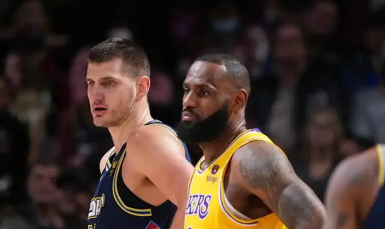 关于JackeyLove巅峰对决，詹姆斯与40激战美国队分钟，绝杀胜负难料！的信息